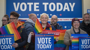 Engajamento da Comunidade LGBTQ+ Nas Urnas Pode Impactar Estados Decisivos nos EUA